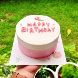 ครึ่งปอนด์ เค้กนมสดสอดไส้ซอสสตรอว์เบอร์รี่ครีมสีชมพู เขียนข้อความได้