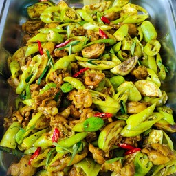 ผัดพริกแกงไก่ใส่สะตอ