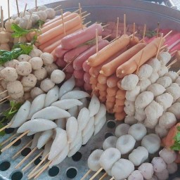 ลูกชิ้นยืนนึ่ง และข้าวหมูทอดกระเทียมพริกสด