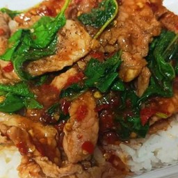 ข้าวสวยร้อนๆผัดกระเพราหมูชิ้น