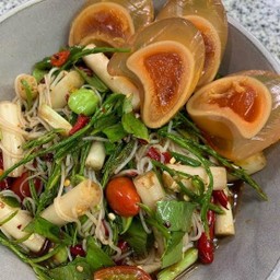 ยำขนมจีนปลาทูไข่เยี่ยวม้า