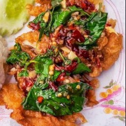 ผัดกะเพรา ไก่กรอบ