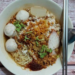 ตั้งหลักบะหมี่เกี๊ยวหมูแดง (ย่านทาวน์อินทาวน์)