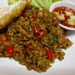 ข้าวผัดกระเพราไก่ไข่ดาว