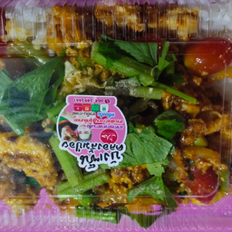 ข้าวราดไก่ผัดผงกระหรี่ใสไข่