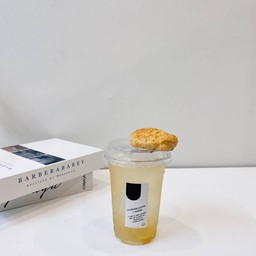 ชุดเครื่องดื่ม+ สโคน2 ชิ้นพร้อมแยมสตอร์เบอรี่