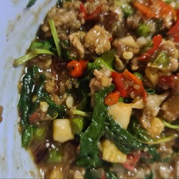 กระเพราเนื้อราดข้าว