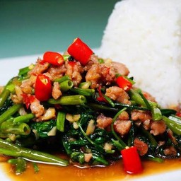 ข้าวราดผักบุ้งหมูสับ