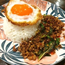 ข้าวกะเพราเนื้อโคขุน+ไข่เป็ดดาว
