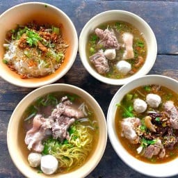 ก๋วยเตี๋ยวกระดูกหมูบ่อเคยป้าถาวร เจ้าเก่า สิงหนคร