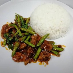 ข้าวราดผัดพริกแกงเนื้อ