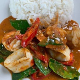 ข้าวราดผัดพริกแกงปลาหมึก