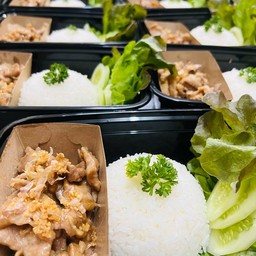 ข้าวหมูทอดกระเทียม