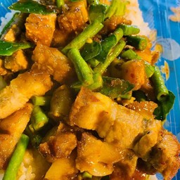 พริกแกงหมูกรอบ