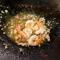 กุ้งทอดกระเทียม กับข้าว