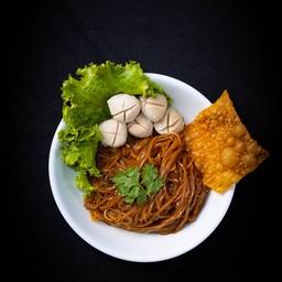 ก๋วยเตี๋ยวซีอิ้วดำลูกชิ้นหมู