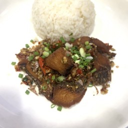 ข้าวปลานิลทอดกรอบผัดพริกเกลือ