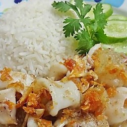 ข้าวราดปลาหมึกกระเทียม