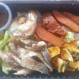 ข้าวคลุกน้ำพริกชะอม ปลาทู เพิ่มทอดมัน