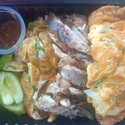 ข้าวคลุกน้ำพริกไข่ชะอม ปลาทู เพิ่มไข่เจียว