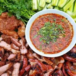 ร้านคิดถึง ข้าวคอหมูย่าง2 (ตามสั่ง อาหารอีสาน ข้าว ส้มตำ) สาขา2  หน้าเคหะ 1 ข้างโรงพยาบาลนครพัฒน์