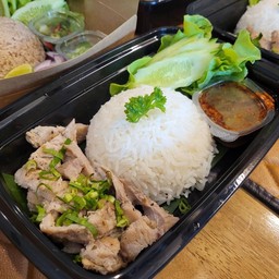 ข้าวหมูย่างจิ้มแจ่ว