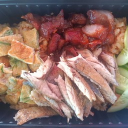 ข้าวคลุกน้ำพริกชะอม ปลาทู เพิ่มหมูทอด