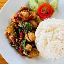 กระเพราลูกชิ้นเนื้อ+ไข่ดาว