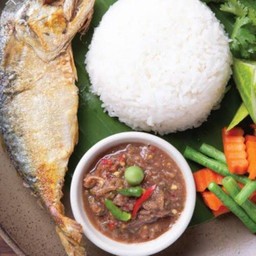 ข้าวหน้าปลาทูทอด+น้ำพริกกะปิ แถมฟรีผักสด