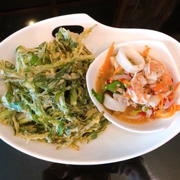 ยำผักบุ้งกรอบ