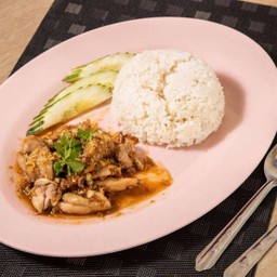 ผัดกระเทียมราดข้าว