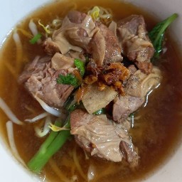 พิกุล ก๋วยเตี๋ยวหมูตุ๋น