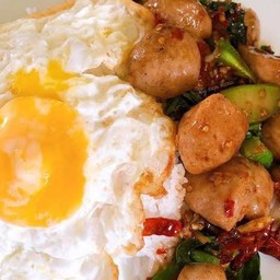 คะน้าผัดลูกชิ้นเนื้อ+ไข่ดาว
