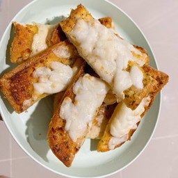 ขนมปังกระเทียมชีส - Garlic cheese toast