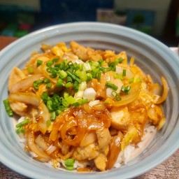 Chicken Don (ข้าวหน้าไก่ดุ๋งซอสด้ง)
