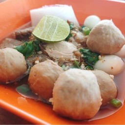 ก๋วยเตี๋ยวนินูต้มยำกุ้งแม่น้ำ(ฮาลาล) รูสะมิแล