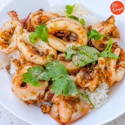 ข้าวราดปลาหมึกผัดน้ำมันหอย
