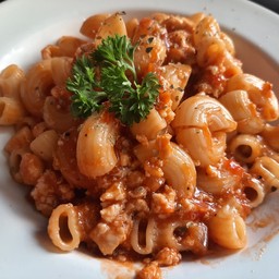 มักกะโรนีผัดซอสมะเขือเทศ