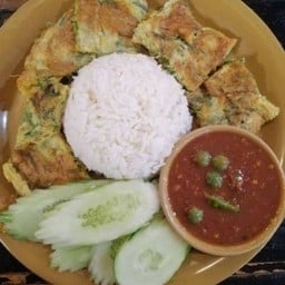 ข้าวหน้าไข่ชะอม+น้ำพริกกะปิ แถมฟรีผักสด