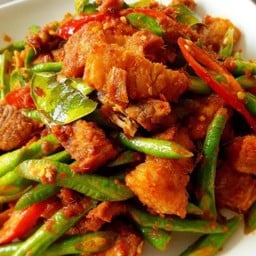 หมูกรอบผัดพริกแกง กับข้าว