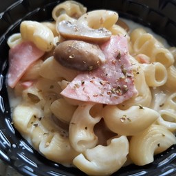 มักกะโรนีซอสครีมแฮมเห็ด