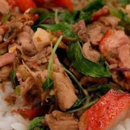 กระเพราหมูชิ้นกับข้าว
