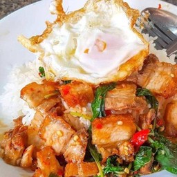 ข้าวราดกะเพราหมูกรอบ