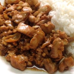 ไก่ผัดกระเทียมราดข้าว