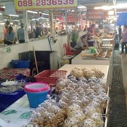 เดือนหมูต้ม หมูกรอบ ตลาดไนท์ใหม่(ค้าปลีก)