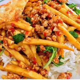 พลังใบ กะเพราหน่อไม้ราดข้าว