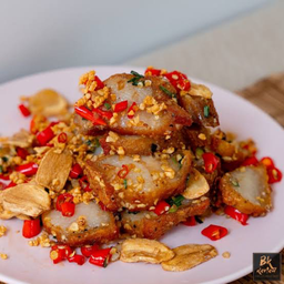 หมูกรอบคั่วพริกเกลือราดข้าว