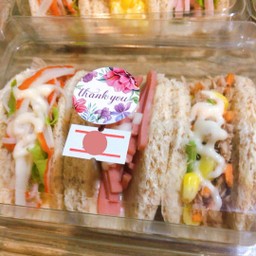 แซนด์วิชพับใส้ปูอัด+โบโรน่า+ทูน่า