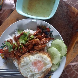 ข้าวหมูผัดซีอิ๊วไข่ดาว