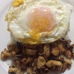 ข้าวไก่ทอดกระเทียม ไข่ดาว